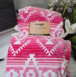 Wrangler Oversized Ultra plush throw 60in x 90in new